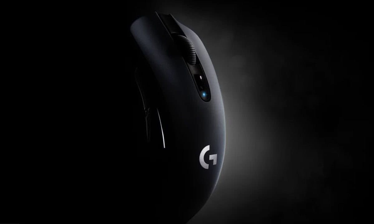 Een zwart gaming muis van Logitech met een ergonomisch ontwerp en hoge precisie voor de ultieme game-ervaring, perfect voor professionele gamers en liefhebbers die op zoek zijn naar optimale controle.