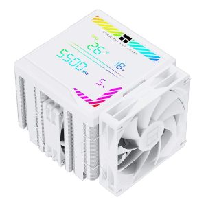 Heldere alt tekst: Wit CPU-koeler met LED-verlichting, digitale display met temperaturen en wattages, ideaal voor gaming en krachtige pc's.